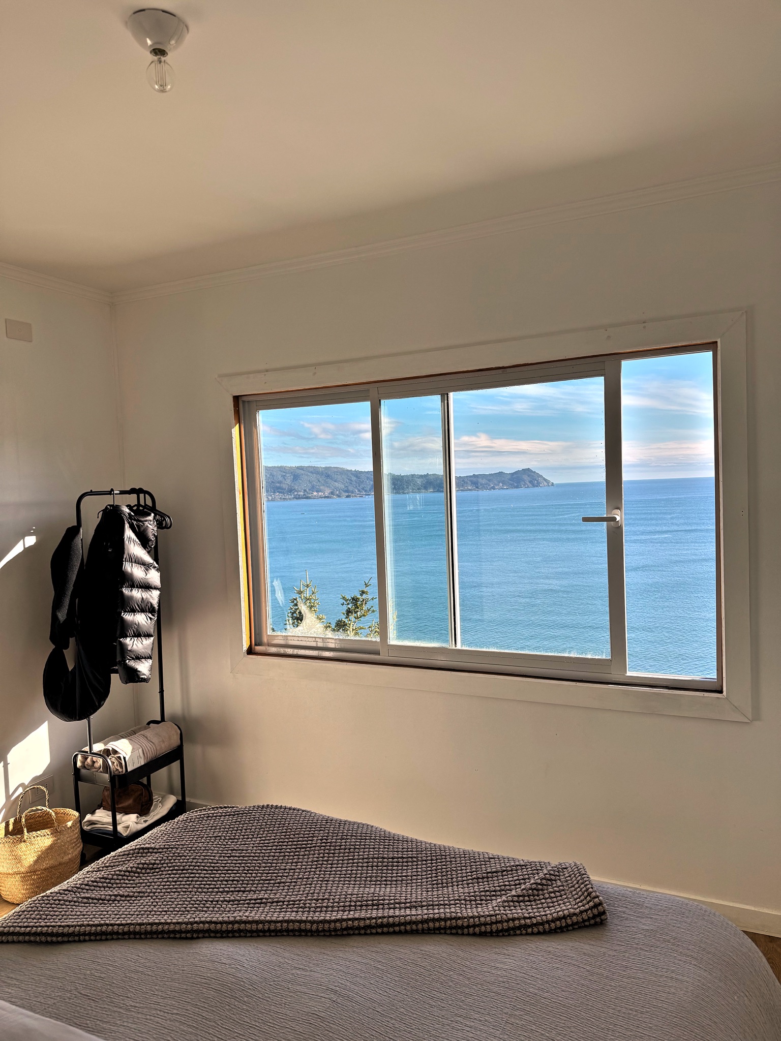 Dormitorio principal con cama de dos plazas y vista al mar