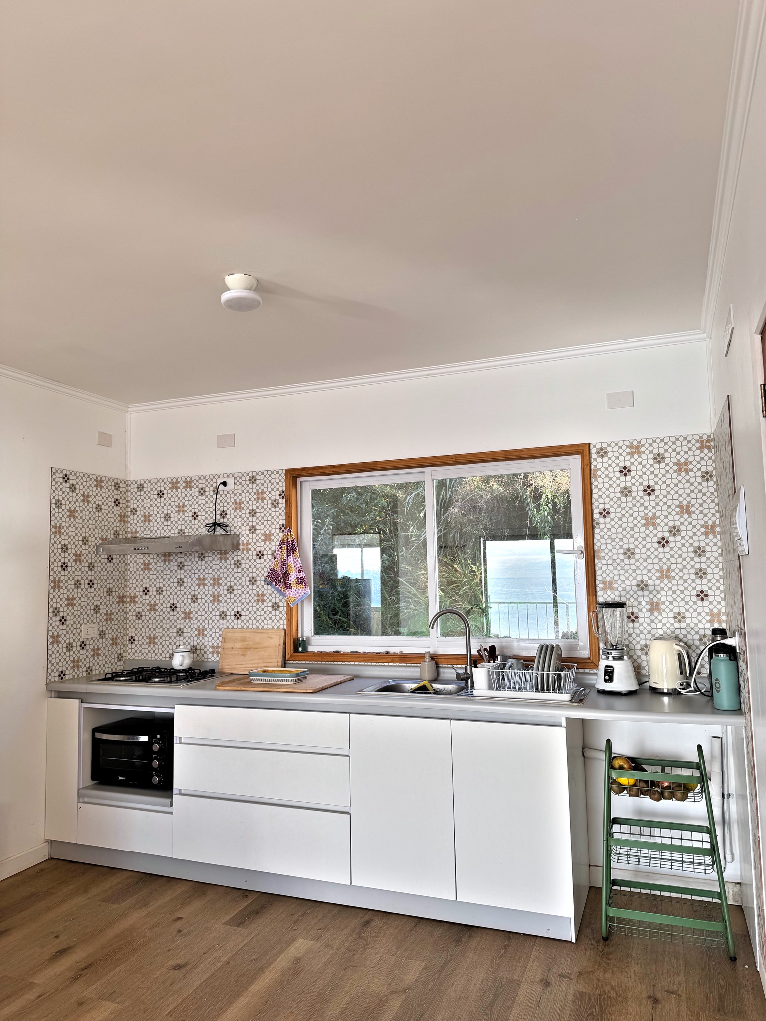 Cocina blanca equipada con vista exterior